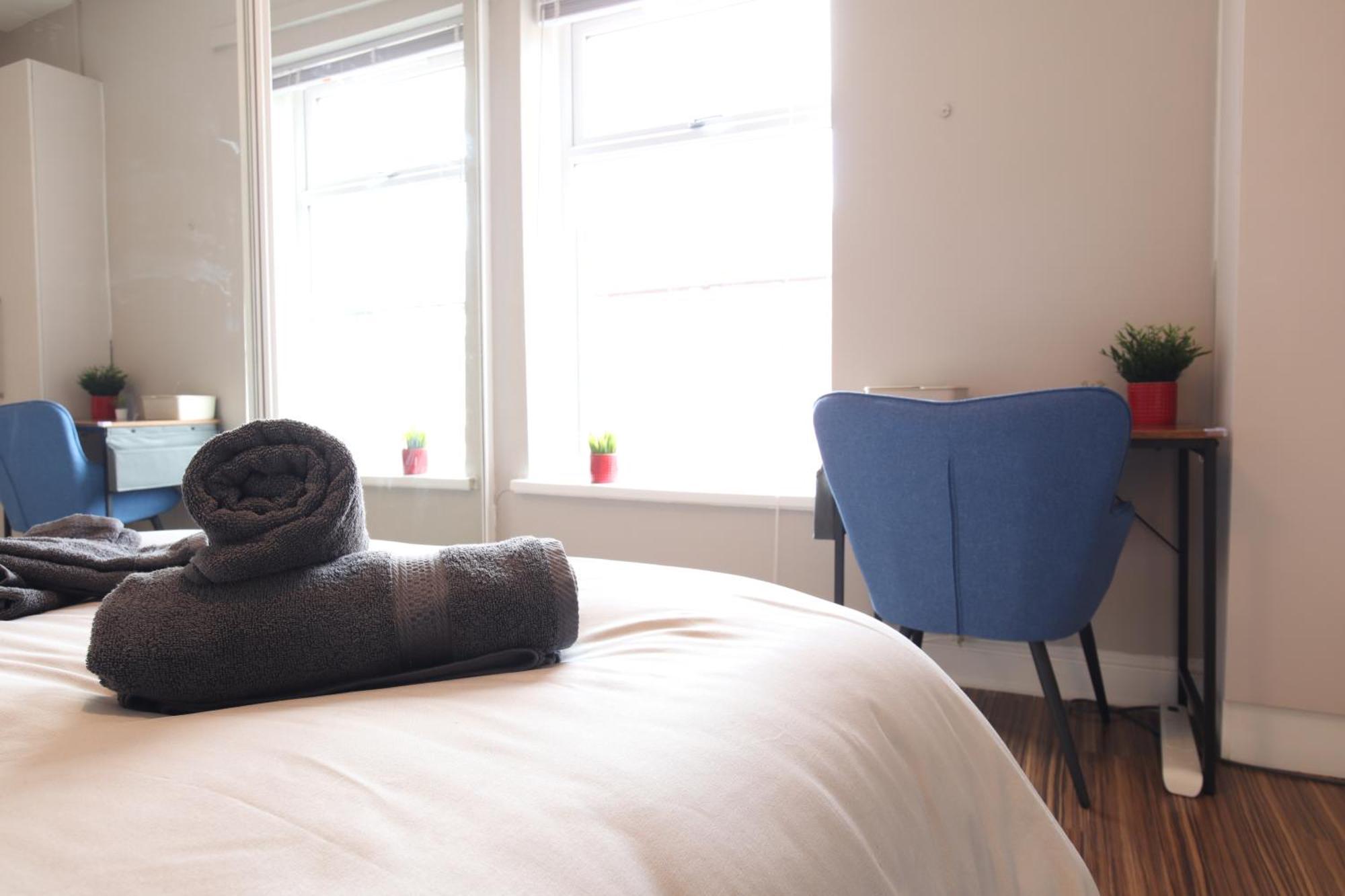 2-Bedroom, Free Parking, High Speed Wi-Fi, Swinton Манчестер Экстерьер фото