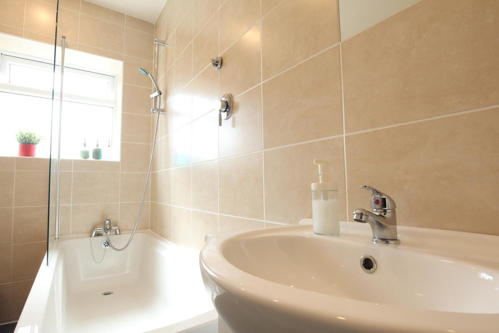 2-Bedroom, Free Parking, High Speed Wi-Fi, Swinton Манчестер Экстерьер фото