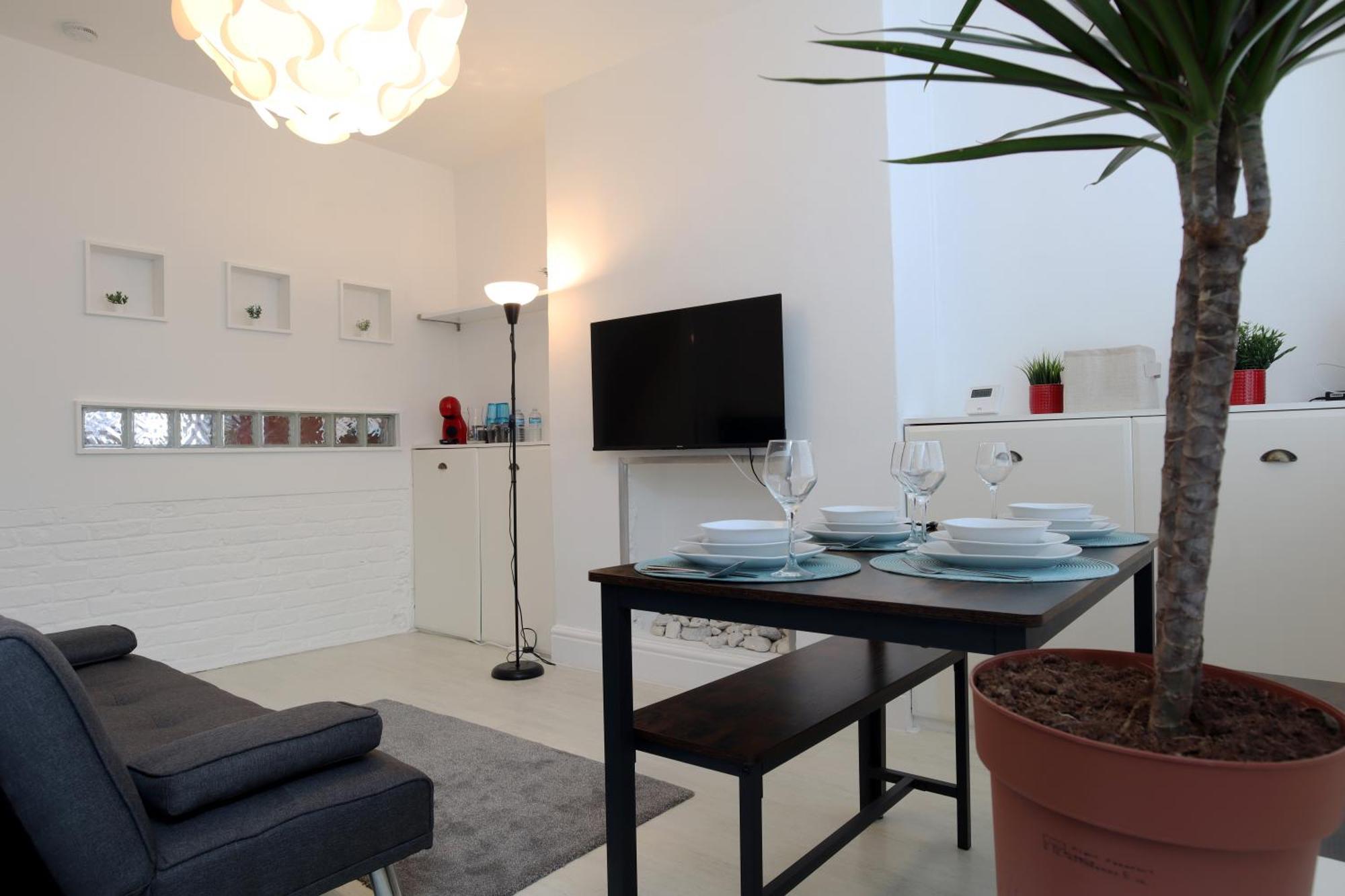 2-Bedroom, Free Parking, High Speed Wi-Fi, Swinton Манчестер Экстерьер фото