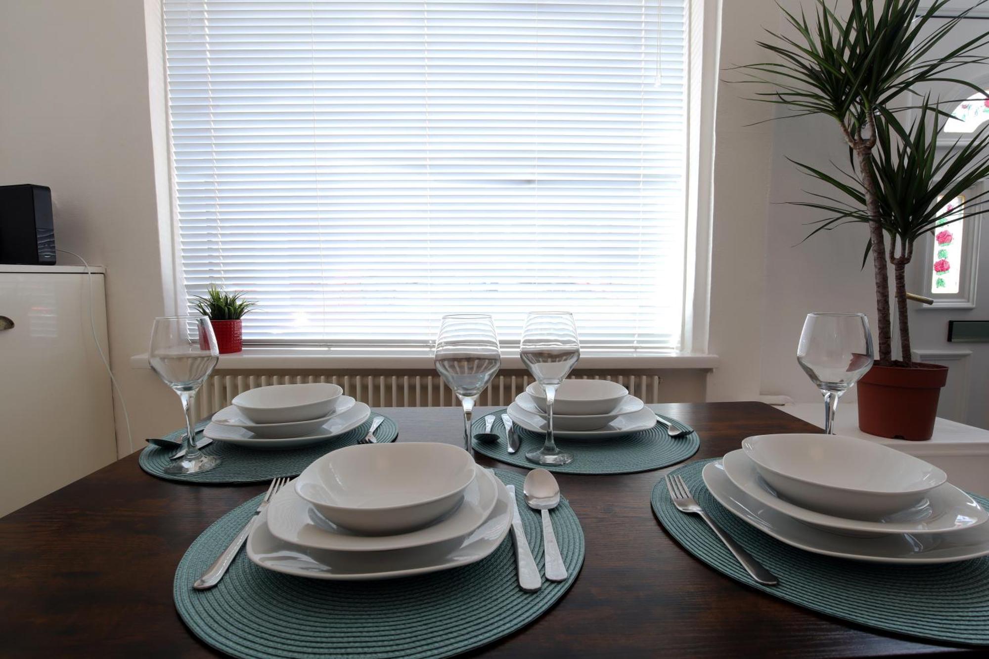 2-Bedroom, Free Parking, High Speed Wi-Fi, Swinton Манчестер Экстерьер фото